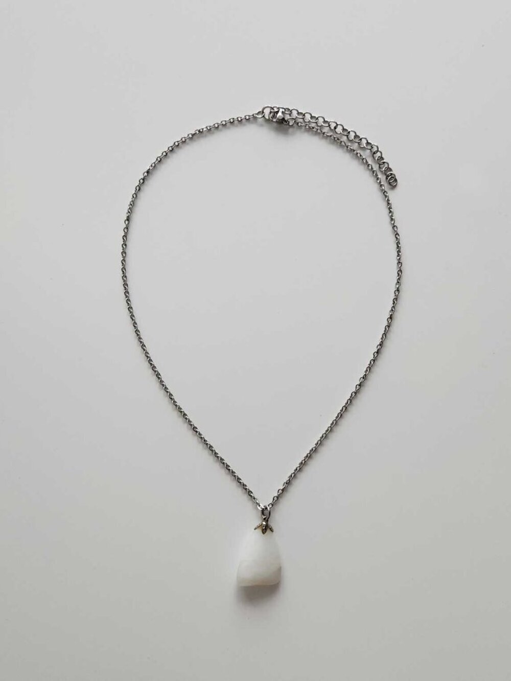 White natural stone necklace with a small silver chain - Picture 7 of 12
